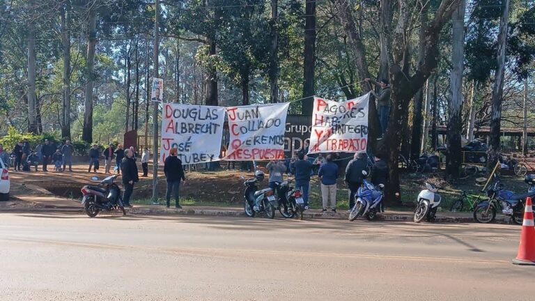 Crisis de la madera en Corrientes | Trabajadores de Forestadora Tapebicuá siguen en conflicto mientras un nuevo inversor tomaría el control de Celulosa Argentina