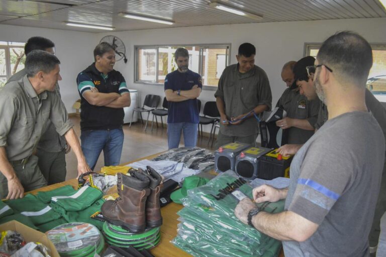 Misiones | Ecología entregó equipos para brigadistas guardaparques para fortalecer el Plan Provincial de lucha contra el fuego 