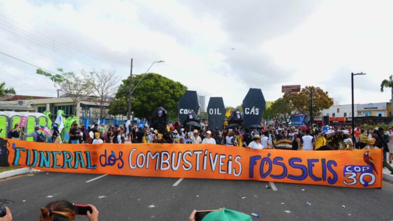 COP30 | Una manifestación masiva de la sociedad civil en Belém se expresó: «Adiós a los fósiles»
