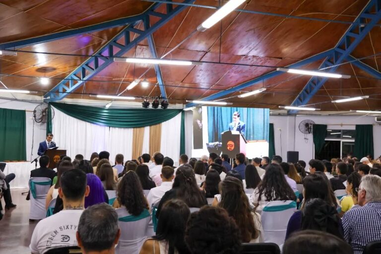 Misiones | En una noche de celebración para la educación pública, la Facultad de Ciencias Forestales de la UNaM entregó títulos a 138 nuevos profesionales de la región
