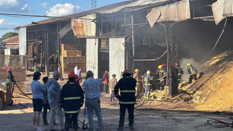 Misiones | Varias dotaciones de bomberos trabajan en controlar un incendio en un galpón del aserradero Valerio Oliva Forestal