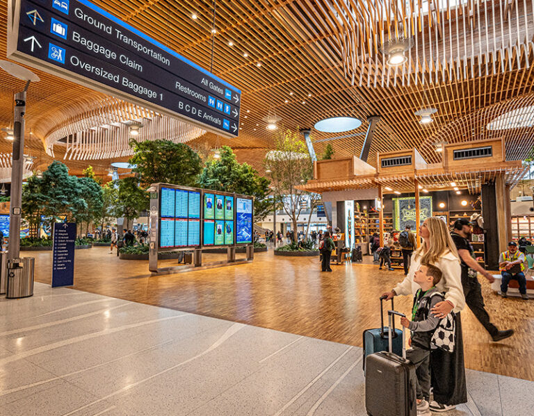 Más madera | Las terminales aéreas como espacios de bienestar con diseño y ambientación natural