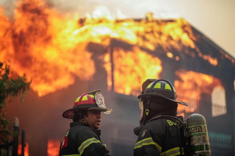 Chile declara estado de catástrofe | Hay 18 muertos por los incendios forestales y evacuaron a cerca de 50 mil personas en las regiones de Ñuble y Bio Bio