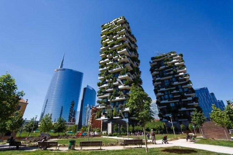 Construcción urbana | Cómo los edificios cubiertos de árboles ayudan a las ciudades a reducir la contaminación del aire, el calor extremo y la falta de espacios verdes