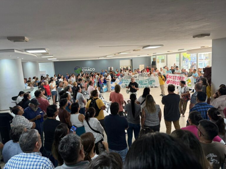 Chaco: casi 600 trabajadores del Ministerio de la Producción denuncian recortes salariales de hasta 80% y se movilizan en Resistencia en rechazo de la medida 