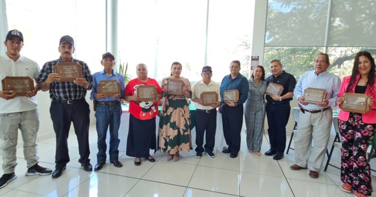Honduras | UNACIFOR distinguió a docentes y autoridades por su trayectoria y aporte a las Ciencias Forestales