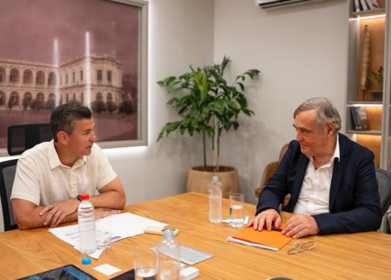 Kronospan, una líder mundial en tableros de madera, evalúa invertir en Paraguay y refuerza el interés global por el potencial forestal del país