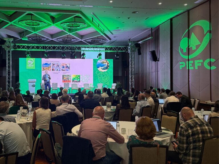 Sostenibilidad y bioeconomía | En el foro global de certificación forestal PEFC en Turquía aprueban la nueva norma para proyectos de construcción en madera