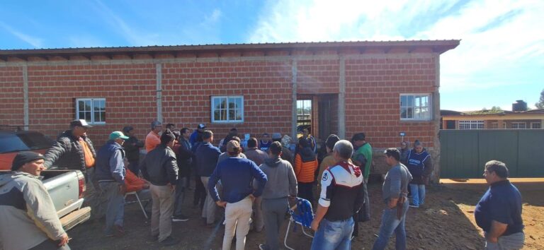 Misiones | Más de 130 familias madereras siguen en vigilia permanente ante el inminente cierre del aserradero Linor SRL en Azara
