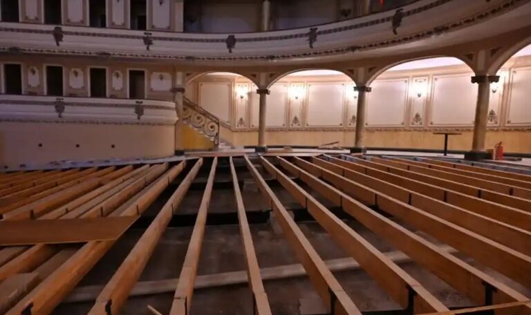 Entre Ríos | Colocan las vigas de madera que sostendrán el histórico piso de pinotea del Teatro Gualeguaychú