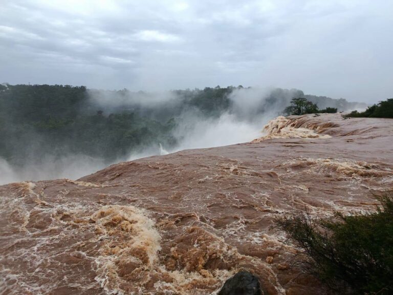 Crece la emergencia hídrica en la Triple Frontera por el impacto de El Niño: represas liberan agua ante el caudal extremo por lluvias y hay evacuados en la región